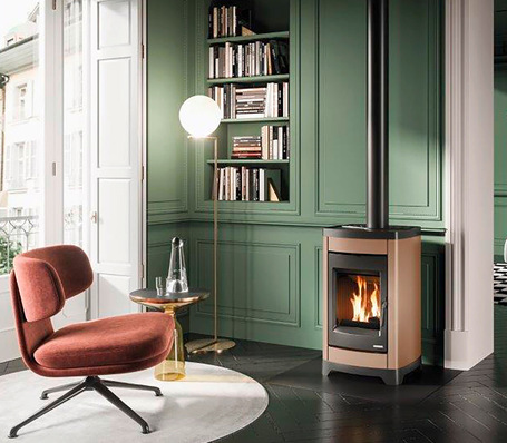 Scheitholzofen „Charlotte“ kann bis zu 40 Zentimeter lange Holzscheite aufnehmen.