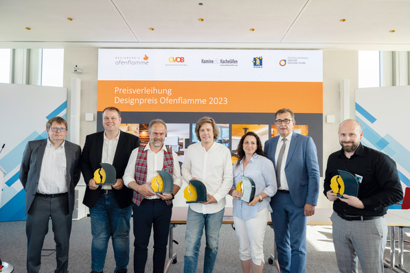 Strahlende Gesichter bei der Preisverleihung 2023 in Berlin – geehrt für herausragende Arbeit im Ofenbauerhandwerk. Von links nach rechts: Frank A. Reinhardt, Designexperte der Jury; Gewinner Daniel Jungmann, Gewinner Andreas Pöhl, Gewinner Franco Schiechtl, Gewinnerin Marie Myšková, Michael Hilpert, Präsident des Zentralverbands Sanitär Heizung Klima (ZVSHK); Gewinner David Muhl.