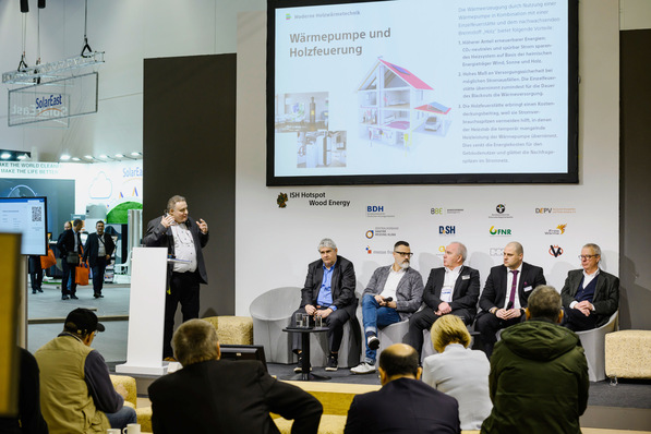Interessante Ausführungen zum Thema „Holzwärme“ werden geboten. Hier ein Foto vom Forum auf der ISH 2023.