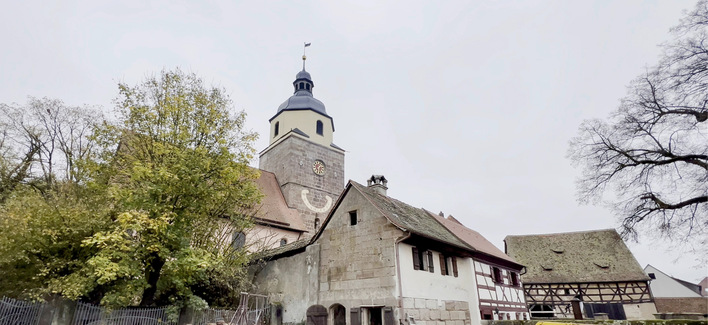 Ort des Geschehens: Der Backofen befindet sich in diesem bisher unsanierten Nebengebäude zur historischen Schlossanlage. Hier war Daniel Reisingers Wirkungsstätte.
