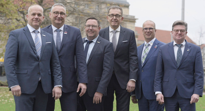 Der neue Vorstand des ZVSHK mit Hauptgeschäftsführer Helmut ­Bramann. Es fehlt auf dem Foto: Hans Werner Eschrich.