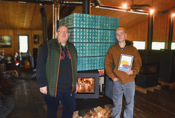 Andreas Neuer, Leiter des GVOB Ausbildungsausschusses, übergibt Ferdinand Manzek ein nagelneues iPad 