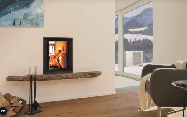 Die Wärmepumpen-Ofenheizung von Brunner kombiniert die Vorteile einer Luft-Wasser-Wärmepumpe mit einem wasserführenden Holzofen. Diese Synergie sorgt dafür, dass die Heizleistung auch bei extremen Außentemperaturen konstant hoch bleibt. Während die Wärmepumpe im Temperaturbereich von 2 bis 15 Grad Celsius die thermische Energie der Außenluft ideal nutzt, um Heizenergie zu erzeugen, kann der Holzofen bei niedrigen Temperaturen die Wärmeversorgung maßgeblich unterstützen. Kombiniert mit einer Photovoltaikanlage, lässt sich ein Gebäude so ganzjährig mit regenerativen Energien heizen. 