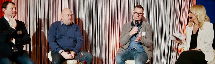 Im Rahmen einer Podiumsdiskussion erörterten (von links) Peter Böckl, Präsident des Österreichischen Kachelofenverbandes, TR DI Dr. Thomas Schiffert, Geschäftsführer des Österreichischen Kachelofenverbandes, und Hendrik Schütze, stellvertretender Bundesfachgruppenleiter Ofenbau, die aktuelle Situation der Branche. Moderiert wurde das Panel von Carola Wachholder (rechts).