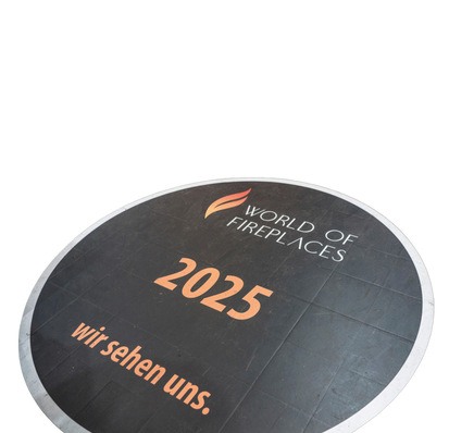 „Logo des Branchenevents ‚World of Fireplaces 2025‘ auf weißem Hintergrund, das den Slogan ‚Wir sehen uns‘ trägt, symbolisiert die zukünftigen Trends und Innovationen im Bereich Ofen- und Luftheizungsbau. - © Foto: trendfairs