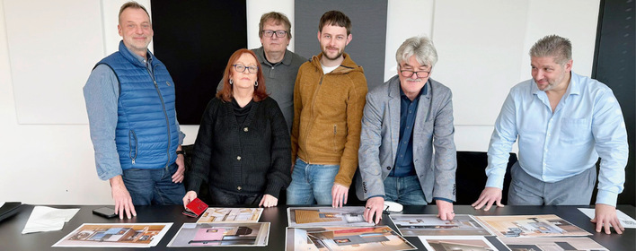 Begleitet von der Fachpresse tagte die Jury des Designpreises (v.l.n.r.): Torsten Klein, Zentralverband Sanitär Heizung Klima (ZVSHK) , 
Kurt Jeni , Vorsitzender der Jury aus dem Verlag Bauhelden Media , Robert Mülleneisen , Vorstand GVOB – GesamtVerband OfenBau e. V. , 
Jutta Lorenz , K&L-Magazin (die Gelbe), Frank A. Reinhardt , Designexperte, Jens Fischer, Kachelofen & Kamin (die Rote).