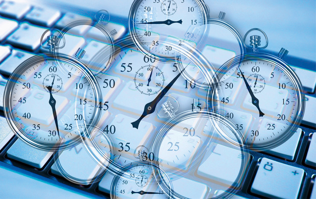 „Transparente Stoppuhren liegen über einer Computertastatur, verdeutlichen das Spannungsfeld von Digitalisierung und Zeitmanagement im modernen Ofen- und Luftheizungsbau. - © Foto: Gerd Altmann auf Pixabay