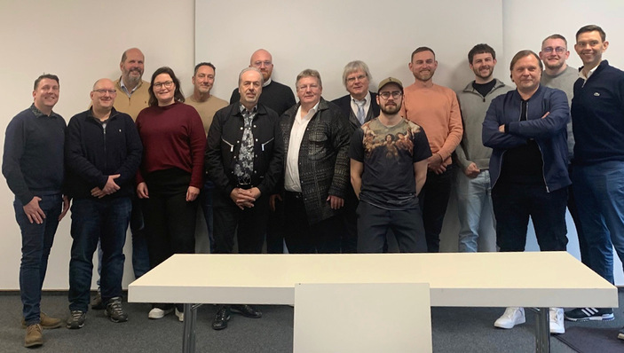 GVOB-Meeting des Vorstands und des Werbeausschusses in Titisee. Mit von der Partie waren die kreativen Köpfe der neuen Werbeagentur „hsn – die Agentur“.V.l.n.r.: Andre Dix, Andreas Neuer, Alexander Schnaidt, Anja Steenweg, Henning Scheefe (hsn), Norbert Müller, Colin Rokossa, Guido Eichel, Dr. Volker Schmatloch, Marc-Angelo von Zoepffel, Julian Stern, Robert Mülleneisen, Dennis Hoeldtke (hsn), Lukas Iden (hsn) und Andreas Schönfeld.