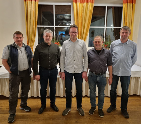v. l. Vorstandsmitglied Wolfgang Steiner, Obermeister Dietmar Sewald, stv. Obermeister Benedikt Scheuerecker, Vorstandsmitglied Harald Kraus, Lehrlingswahr Josef Stecher, Ralf Helmich (nicht auf dem Bild)