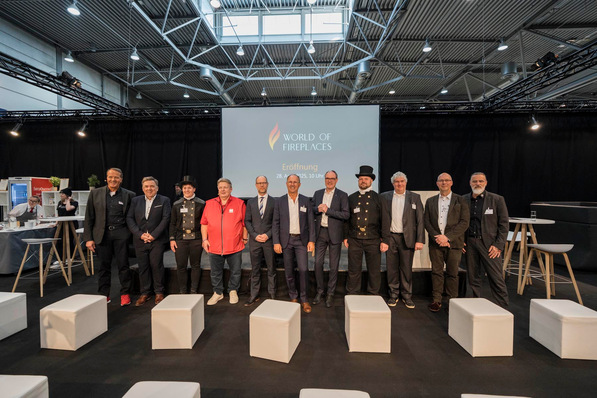 Michael Rambach, Geschäftsführer trendfairs (Mitte), bei der Eröffnung der World of Fireplaces 2025.