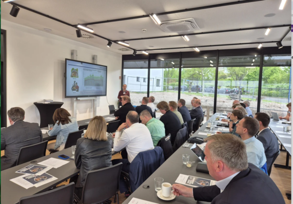 Rund 40 Teilnehmende aus Industrie, Wissenschaft, Behörden und Verbänden kamen ins Innovationszentrum des Zentralverbands Deutscher Schornsteinfeger (ZDS) nach Erfurt, um Antworten zu diskutieren – und gemeinsam Impulse zu setzen.