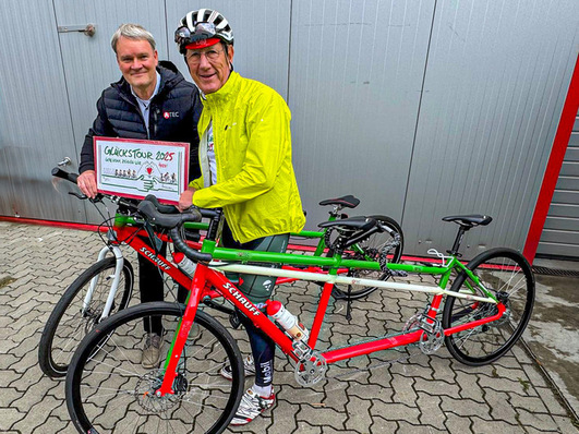 Guido Jobst von ATEC und Ralf Heibrok von der Glückstour  e. V. mit den beiden gespendeten Tandems.