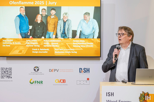 Frank A. Reinhardt und die Mitglieder der Jury, die die Gewinner und Selection-Gewinner der Designpreis Ofenflamme 2025 ermittelten.