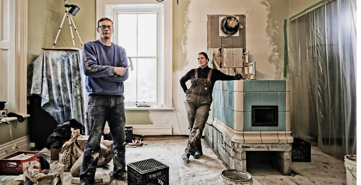 2002 begann Steinhäuser mit dem ersten Kachelofen, seither arbeitet sie eng mit dem österreichischen Hafnermeister Mario Zauner (links) ­zusammen. Zauner fliegt regelmäßig für gemeinsame Ofenbauprojekte nach Kanada.