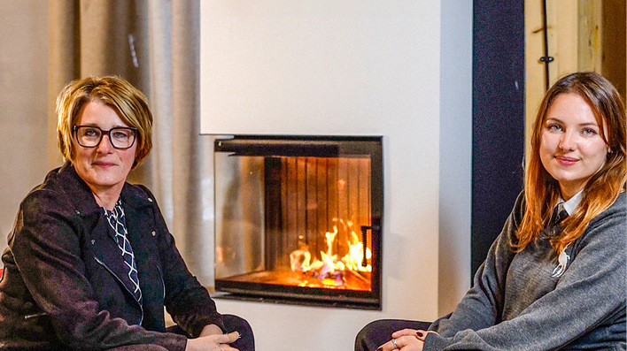 Nachfolge beginnt mit dem ersten Schritt. Monika Laun begleitet Laura Lorenz von Lorenz Kaminbau.