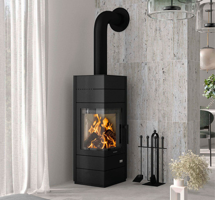 Das großzügig über Eck gezogene Sichtfenster ermöglicht Feuergenuss aus zwei Blickwinkeln.