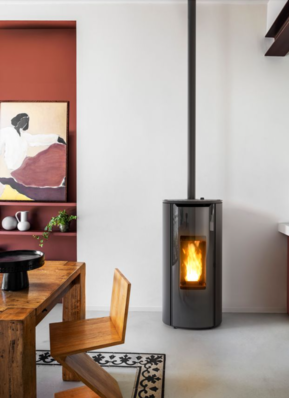 Mit Maestro+ kann der Ofen über eine spezielle App direkt vom Smartphone aus oder über die serienmäßige Fernbedienung mit Raumthermostat und Luftfeuchtigkeitssensor gesteuert werden. 