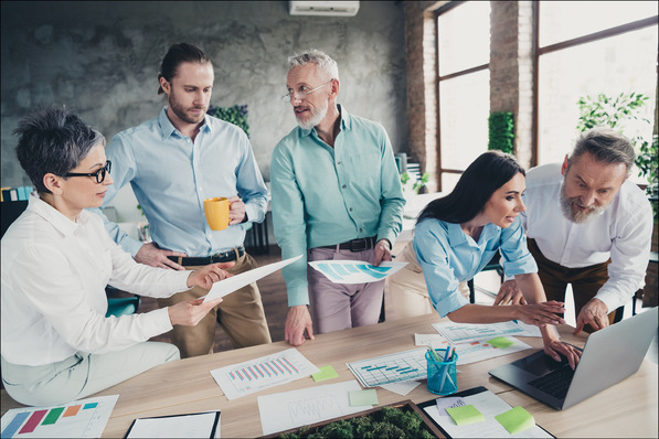 .Generationen im Dialog: Unterschiedliche Arbeitsstile und Erfahrungen ergänzen sich, wenn Teams offen über ihre Erwartungen sprechen. 