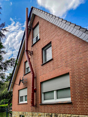 Edelstahlschornstein RAL pulverbeschichtet mit Schrägführung und firstnaher Mündung.