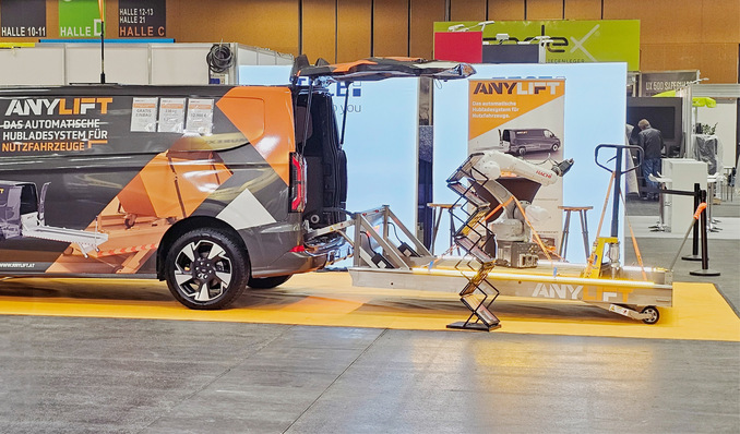 Auf der KOK Austria präsentierte die Anylift GmbH ein vollelektrisches Hubladesystem für Transporter.  Oft müssen Lasten unter beengten Platzverhältnissen verladen, gesichert und transportiert werden – häufig durch Einzelpersonen oder sehr kleine Teams. Bei Anylift wird der gesamte Laderaum des Transporters elektrisch ausgefahren und ebenerdig abgesenkt, bleibt dabei stets parallel zum Boden und wird nach dem Verladen wieder vollständig eingefahren. Das Ladegut kann außerhalb des Fahrzeugs gesichert werden, das Betreten des Laderaums entfällt.