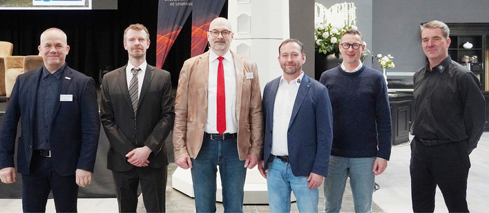 Von links nach rechts: Marco Hanke (Landesinnungsmeister des Fachverbandes Sanitär-, ­Heizungs- und Klimatechnik Mecklenburg-Vorpommern), Björn Brinkmann (Moderator und stellv. Obermeister der Ofen- und Luftheizungsbauer-Innung Mecklenburgische Schweiz), Andreas Diekmann (Moderator und Obermeister der Ofen- und Luftheizungsbauer-Innung Mecklenburgische Schweiz), Steffen Bobsien (Technischer Landeswart der Schornsteinfeger-Innung Mecklenburg-Vorpommern), Hendrik Schütze (Bundesfachgruppenleiter Ofen- und Luftheizungsbau) und Knut Lemke (Vorstandsmitglied der Schornsteinfeger-Innung Mecklenburg-Vorpommern).