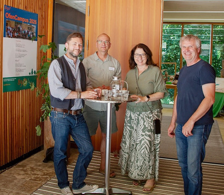 Gemeinsam für das Ofenbauerhandwerk (v.l.n.r.): Die Landtagsabgeordneten Andreas Birzele (Bündnis 90/Die Grünen), Thomas Zander (850°), Tanja Schorer-Dremel (CSU) und Josef Maget (850°) tauschten sich über die Zukunft des Handwerks und eine nach- haltige Wärmeversorgung aus.