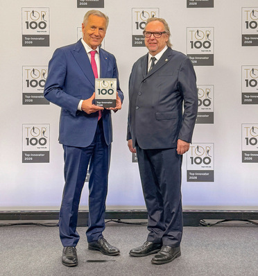 Ehrung der TOP Innovatoren in Heidelberg: Der ehemalige Bundespräsident Christian Wulff (links) überreicht die renommierte Trophäe an Karl-Heinz Schräder, Geschäftsführer von Schräder Abgastechnologie (rechts).
