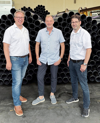 Im Werk in Tübingen tauschte sich K&L-Chefredakteur Jens Fischer (Mitte) mit den ­Geschäftsführern Holger Selig (rechts) und Tilmann Hilbert (links) über die Entwicklung ­der Möck Gruppe und die zukünftige Unternehmensstrategie aus.
