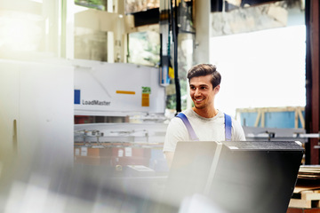 Digitale Technik gehört in vielen Berufen längst zum Alltag - von der elektronischen Pflegedokumentation bis zur digitalen Baustellenplanung. Doch nicht alle Beschäftigten verfügen über das nötige Know-how, um diese Systeme sicher zu nutzen. Weiterbildungen helfen dabei, vorhandenes Praxiswissen mit digitalen Kompetenzen zu verbinden. 